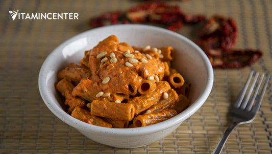 PASTA LOW CARB CON PESTO DI POMODORI SECCHI, PINOLI, RICOTTA E SEMI DI CHIA – LA RICETTA